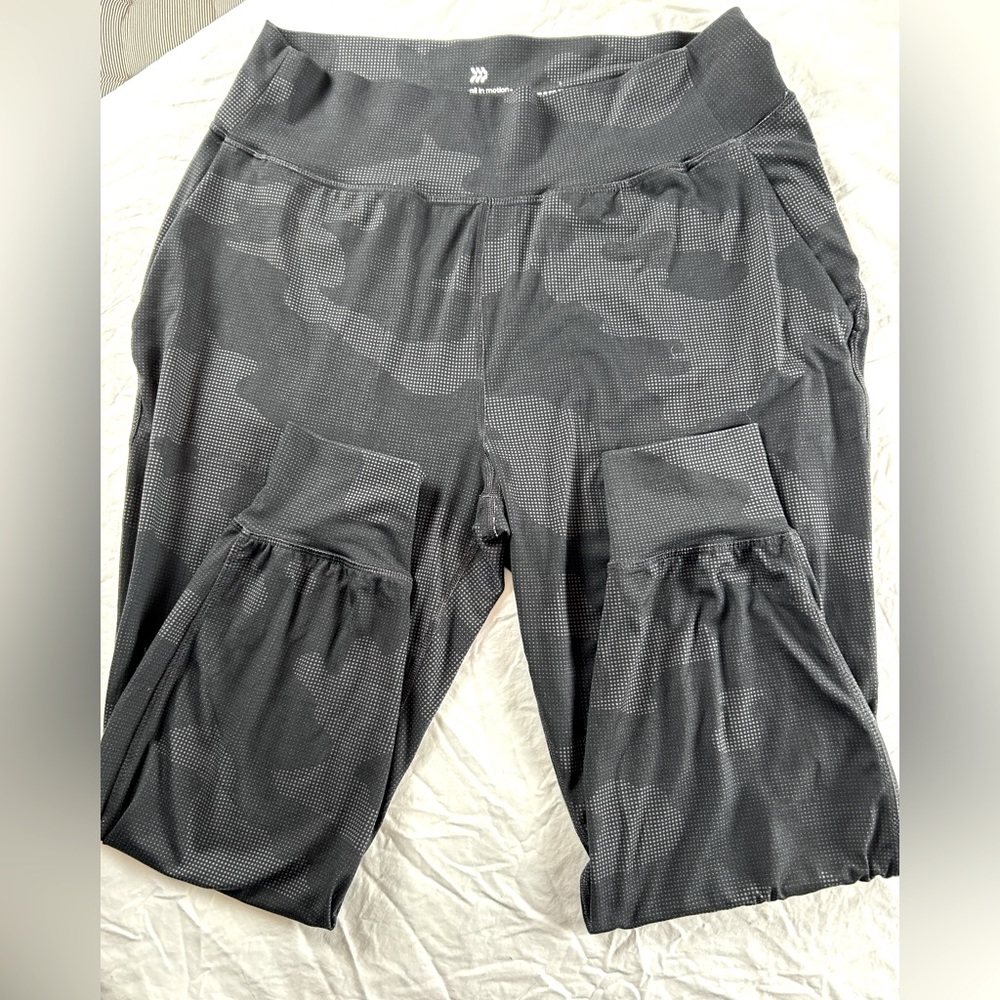 All in Motion Women’s knit jogger pant, size large black and grey camo